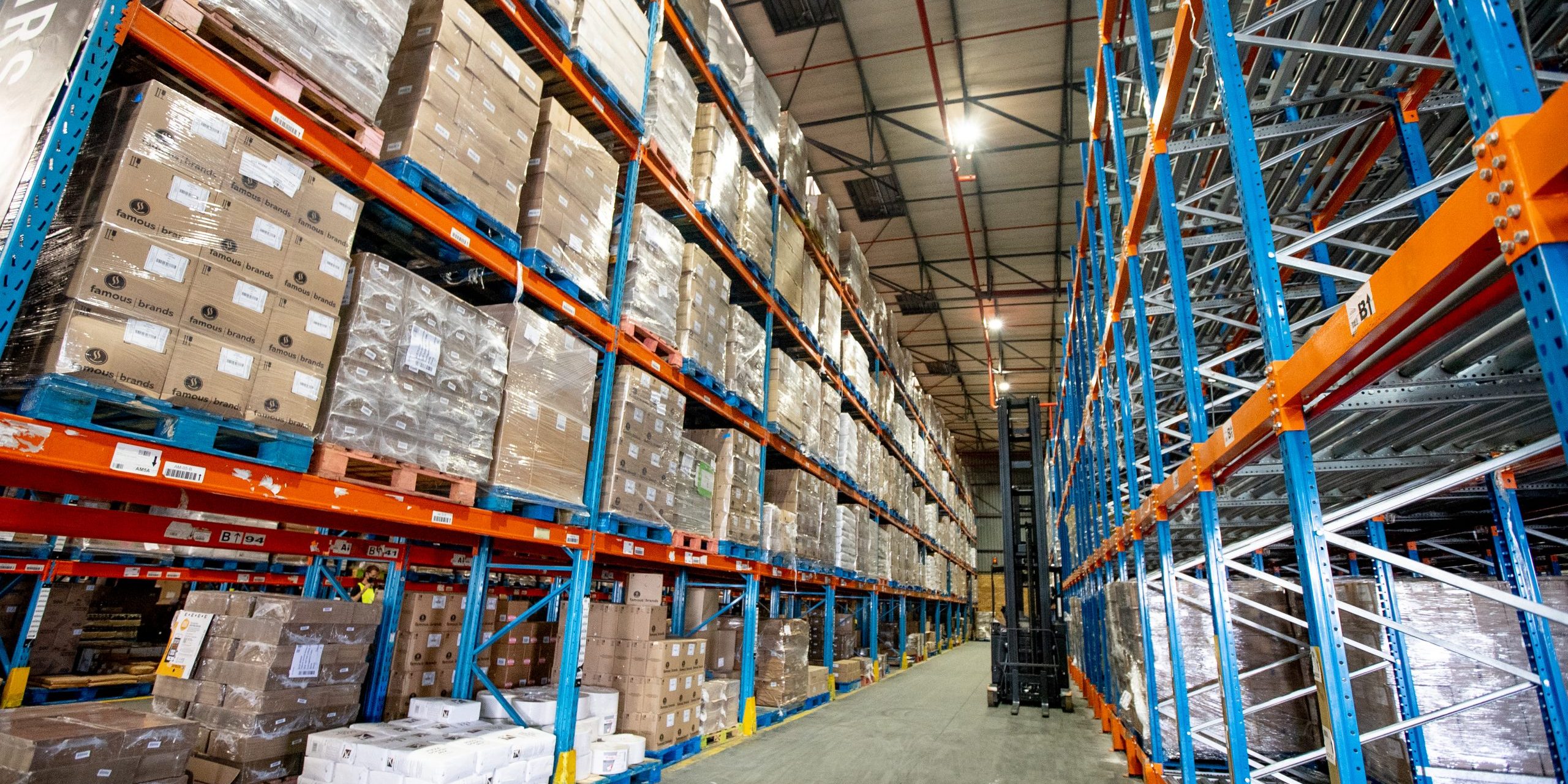 DSC00500 A large number of pallet racks with stored goods
