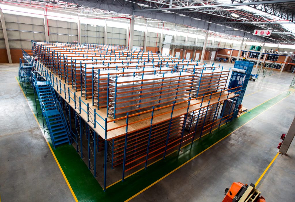 Rack-supported mezzanine floor in a warehouse
