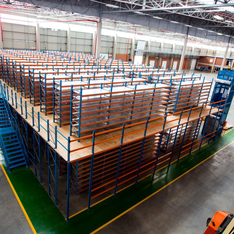 Rack-supported mezzanine floor in a warehouse