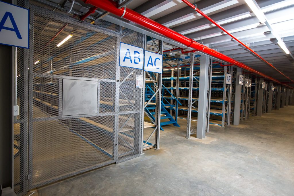 Warehouse with an catwalk racking system