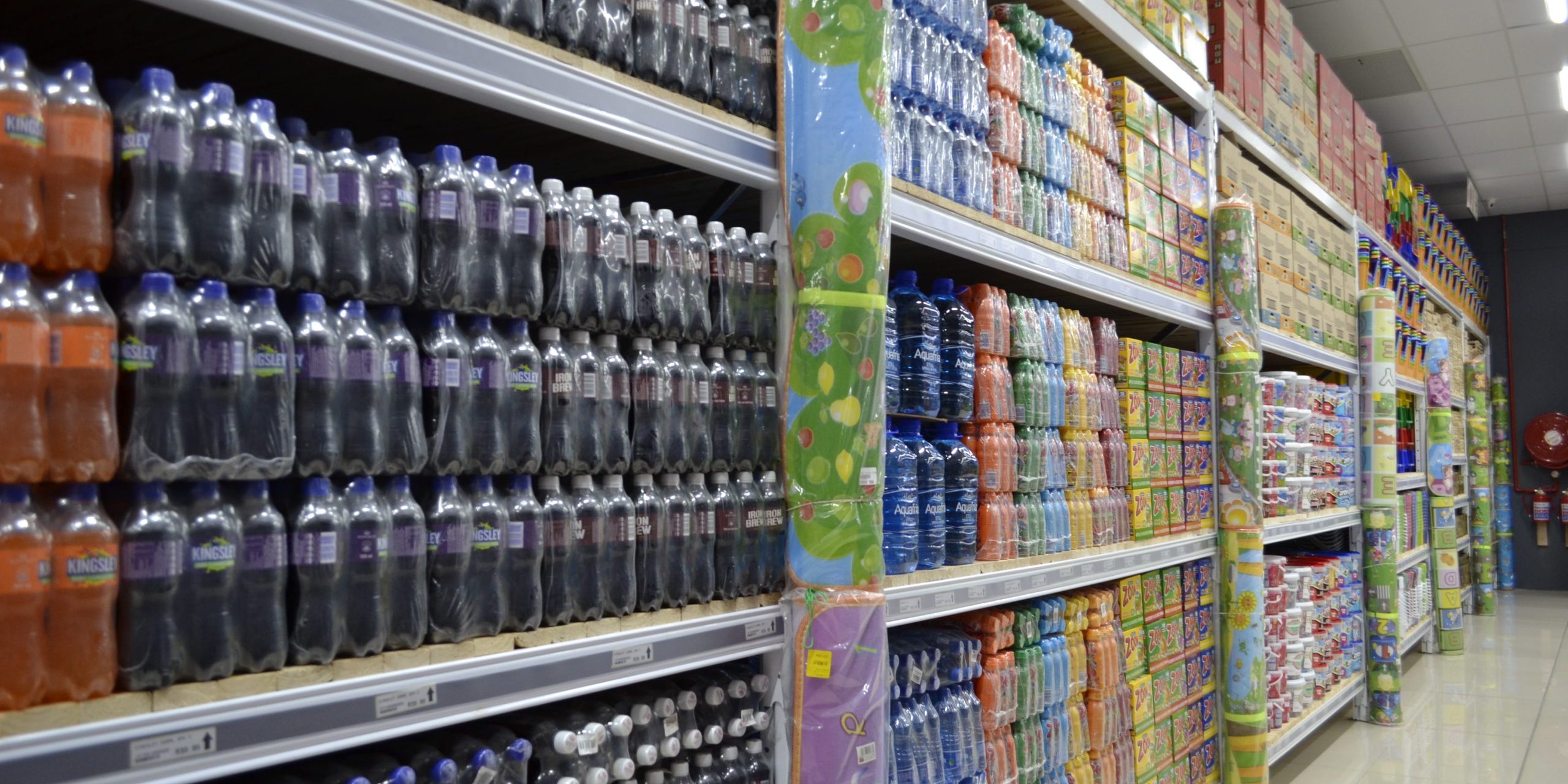 _DSC4176 (1) Selective racking system packed with goods in a retail store.