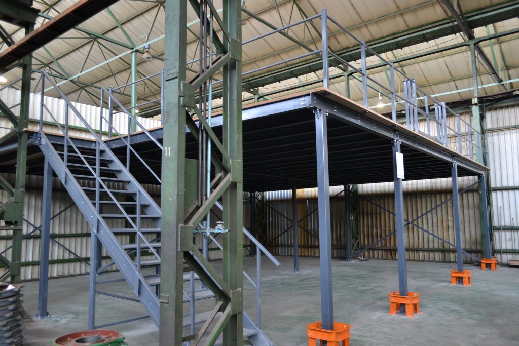 Structural mezzanine floor in a warehouse for maximizing vertical storage space