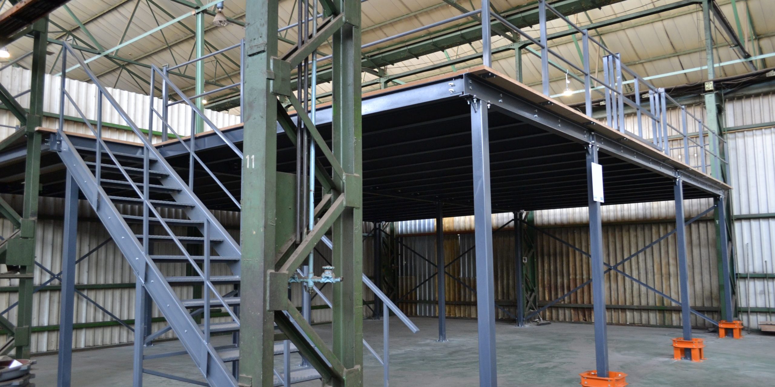Structural mezzanine floor in a warehouse for maximizing vertical storage space