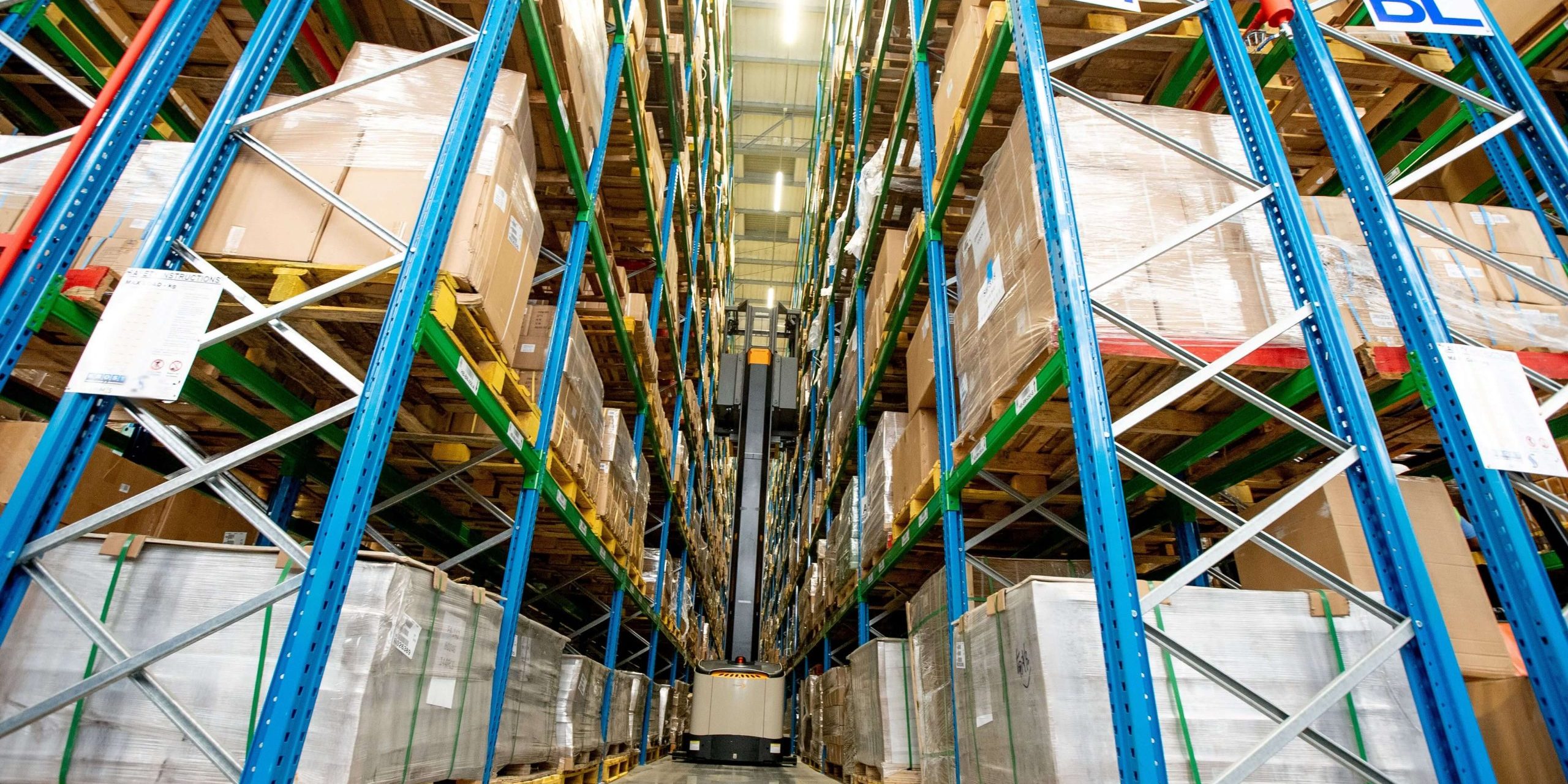 DSC00747 Specialised VNA truck sitting in a highly stacked multilevel VNA racking structure