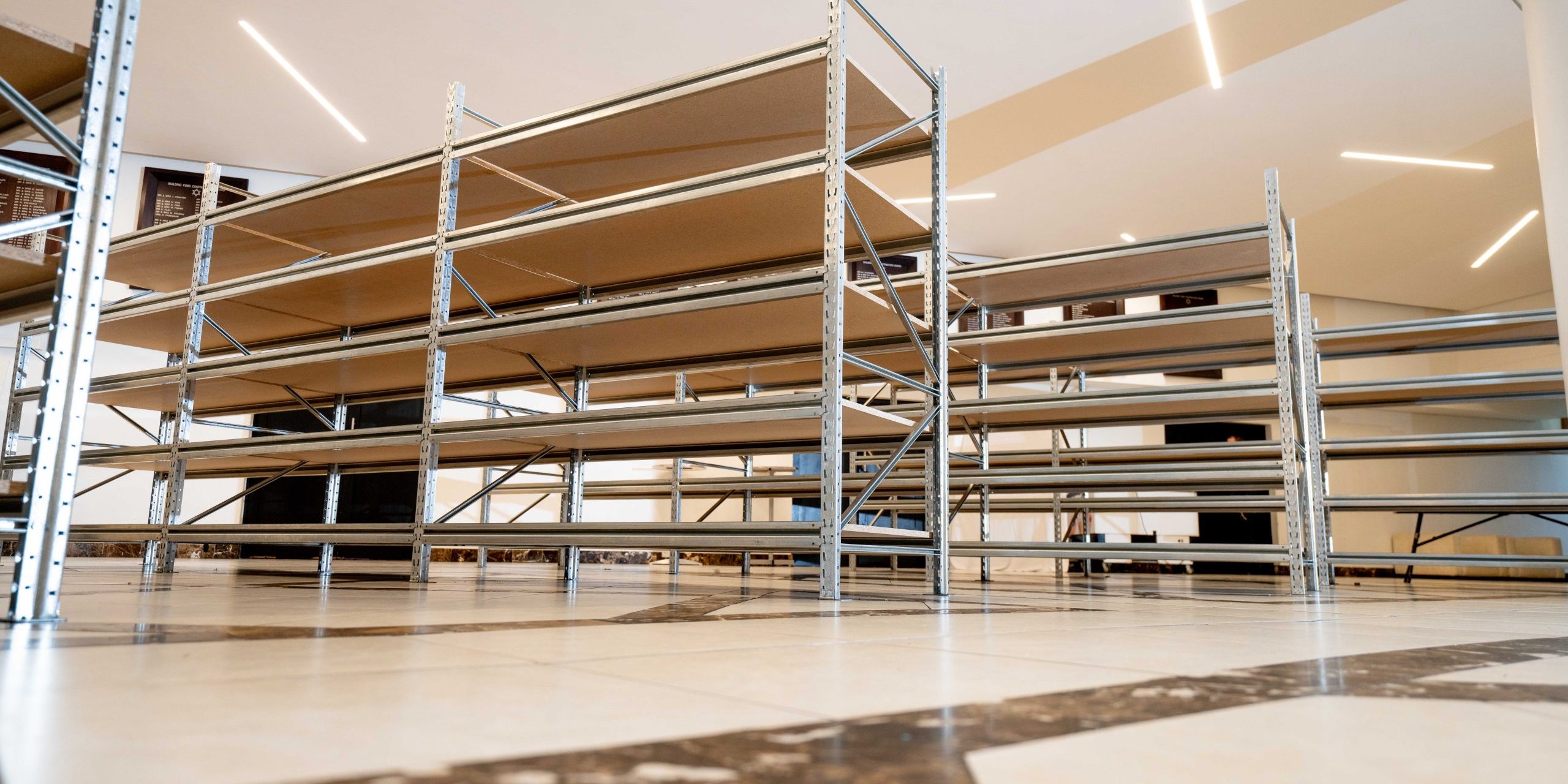 DSC07983 Bottom-up view of multiple long-span shelves in a well-designed hall