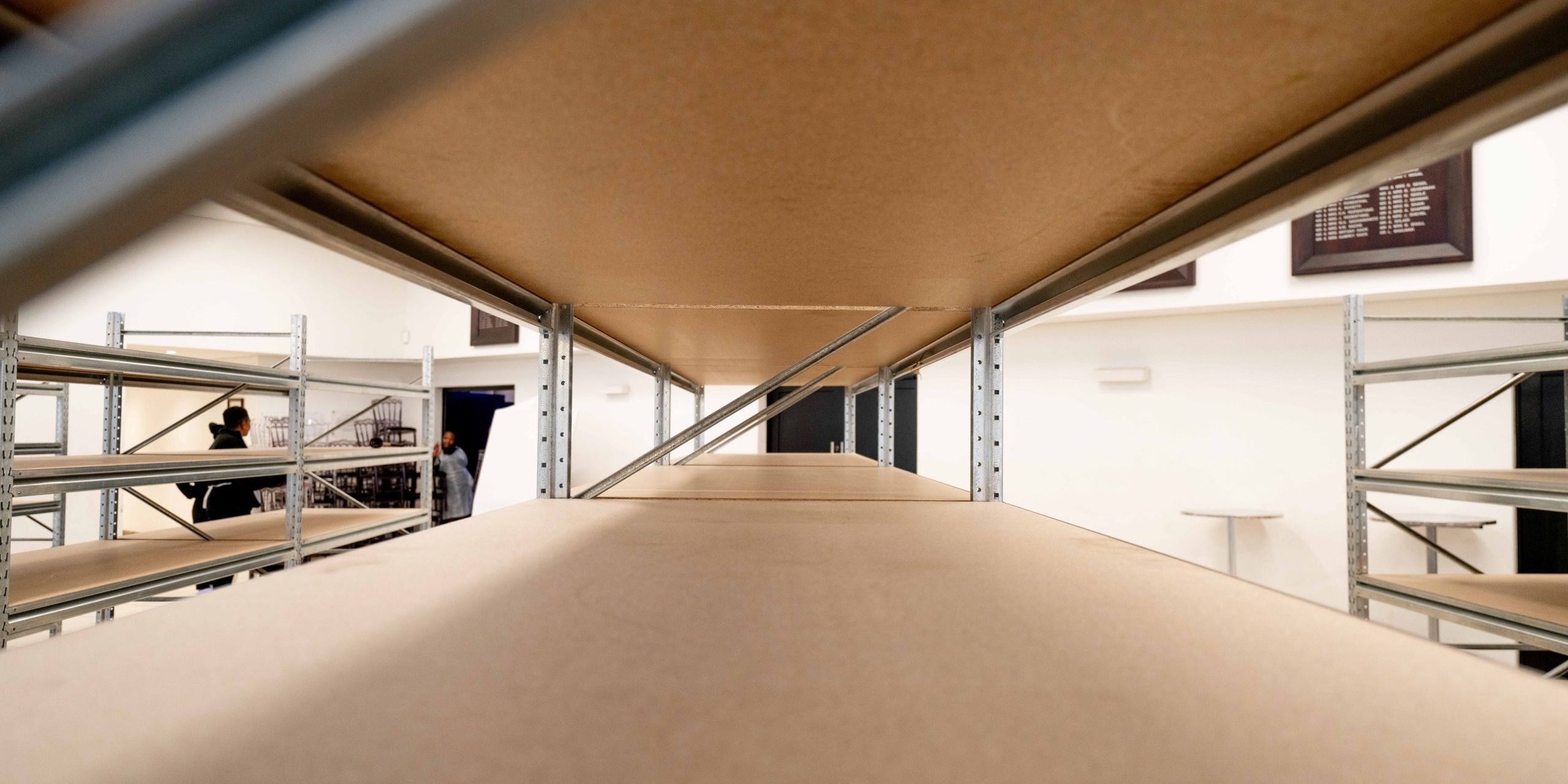 DSC08001 Close up shot of an empty installed shelf from top long span shelving supplier Krost