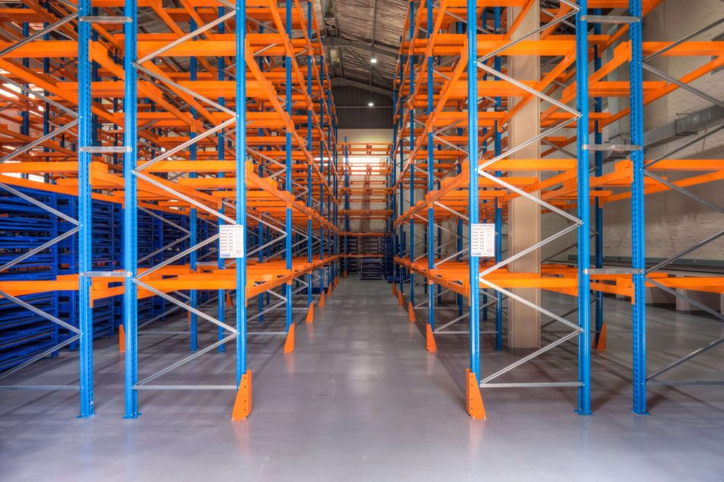 pallet shuttle vs. standard warehouse racking: An empty, multilevel pallet rack