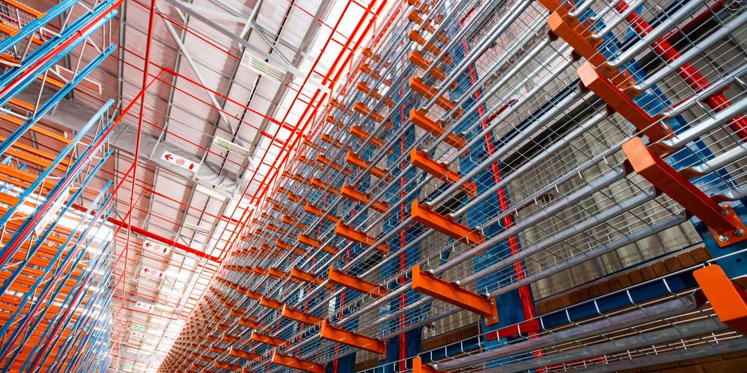 Krost-25 (1) Cantilever vs. longspan racking: A multilevel cantilever racking structure in an empty warehouse