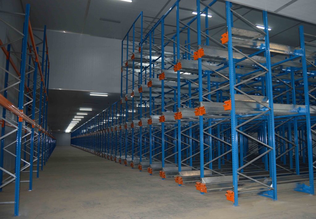 Pallet racking vs warehouse shelving: A multilevel pallet racking system in an empty warehouse