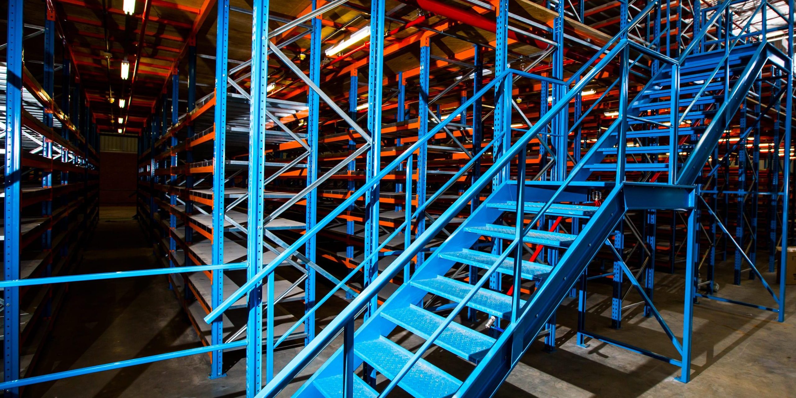 Krost-20 (1) Selective storage racks vs. rack-supported floors: A rack-supported floor in a dark warehouse