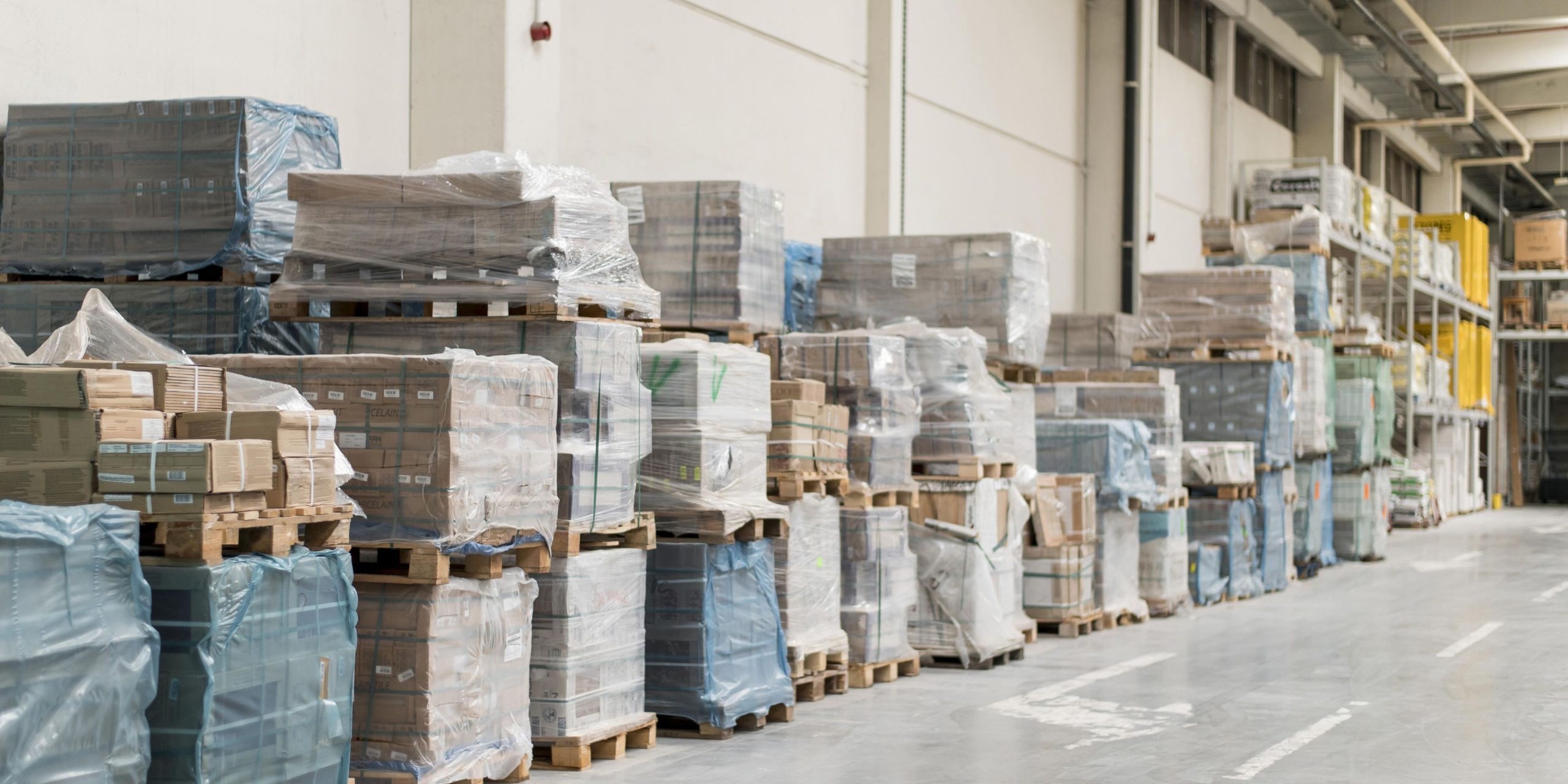 boxes-arrangement-logistic-center (1) Block stacking vs. warehouse shelving: A warehouse with boxes arranged uses block stacking
