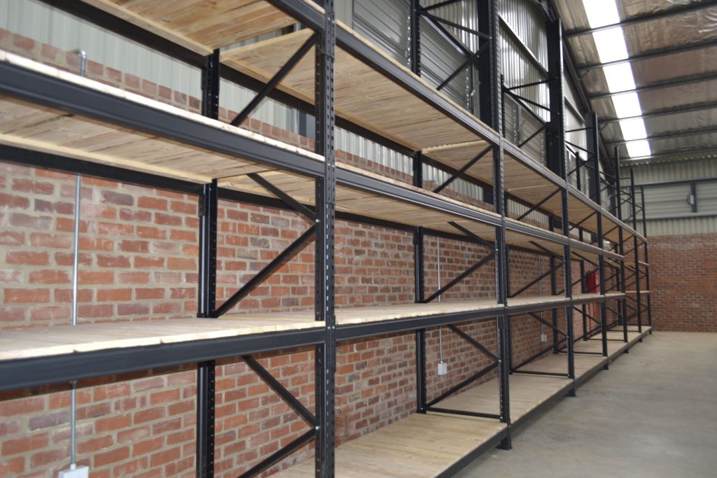 Long-span vs. structural mezzanine racks: A side view of long-span racking in an empty warehouse