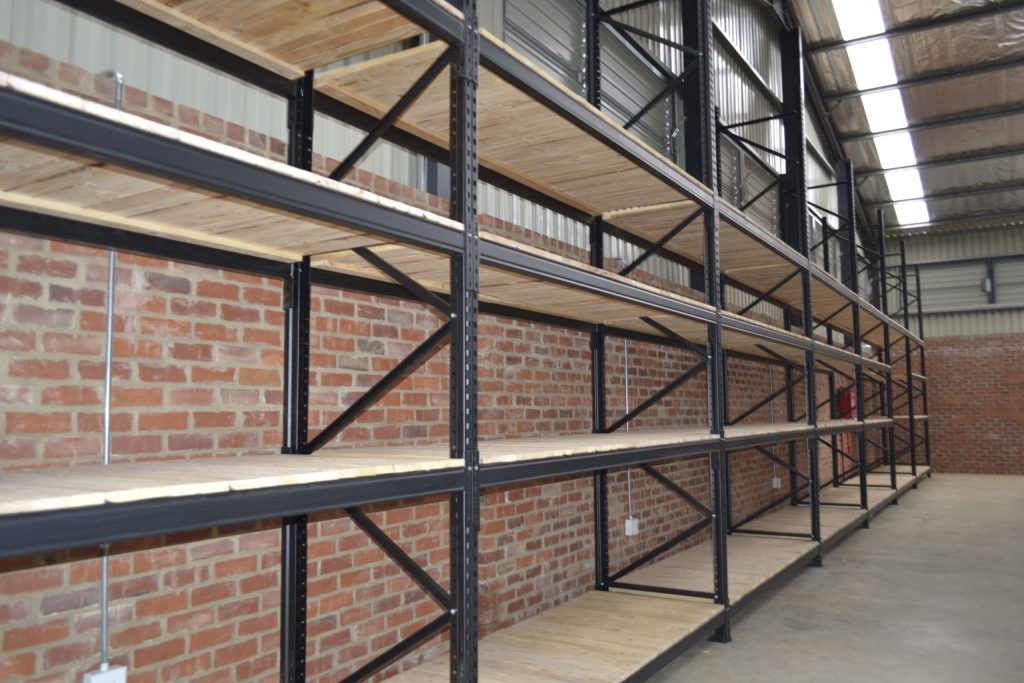 Long-span vs. structural mezzanine racks: A side view of long-span racking in an empty warehouse